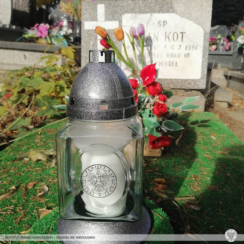 Znicze na dolnośląskich grobach bohaterów walk o wolność Polski