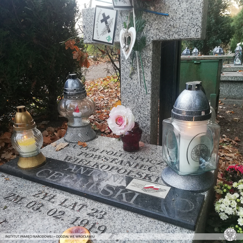 Znicze na dolnośląskich grobach bohaterów walk o wolność Polski
