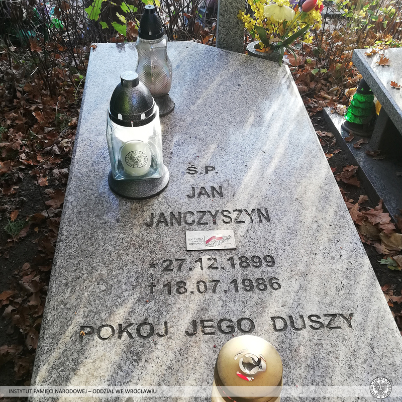 Znicze na dolnośląskich grobach bohaterów walk o wolność Polski