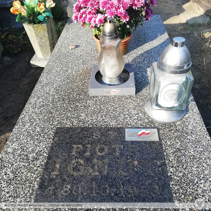 Znicze na dolnośląskich grobach bohaterów walk o wolność Polski