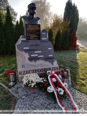Delegacja Oddziału IPN we Wrocławiu złożyła z okazji Narodowego Święta Niepodległości kwiaty przy pomniku marszałka Józefa Piłsudskiego
