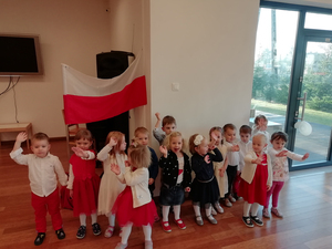 Lekcja historii o polskich symbolach narodowych oraz o Narodowym Święcie Niepodległości w przedszkolu Hoguś