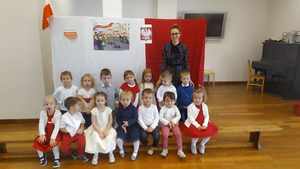 Lekcja historii o polskich symbolach narodowych oraz o Narodowym Święcie Niepodległości w przedszkolu Hoguś