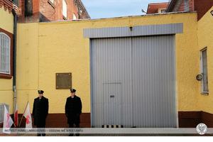 Pod murami więzienia, gdzie w stanie wojennym internowano działaczy „Solidarności”. Fot. Jerzy Rudnicki (IPN)