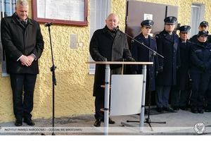Pod murami więzienia w imieniu internowanych głos zabrał Krzysztof Grzelczyk. Fot. Jerzy Rudnicki (IPN)
