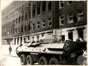 Podpalony i zdemolowany 17 grudnia 1970 r. przez demonstrantów budynek partii komunistycznej w Szczecinie (źródło: IPN Wr 574/533)