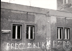 „Wrogie” napisy na murach namalowane przez Romana Adaszyńskiego w Kowarach, grudzień 1970 r. (źródło:  IPN Wr 039/10798, t. 2)