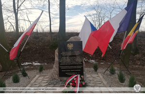 Złożenie kwiatów przez OBUWiM IPN we Wrocławiu pod tablicą upamiętniającą miejsce śmierci ofiar „Marszu Śmierci” w Starym Lesie