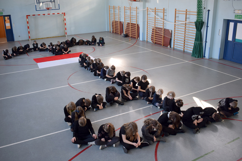 Znak Polski Walczącej w Szkole Podstawowej nr 7 we Wrocławiu