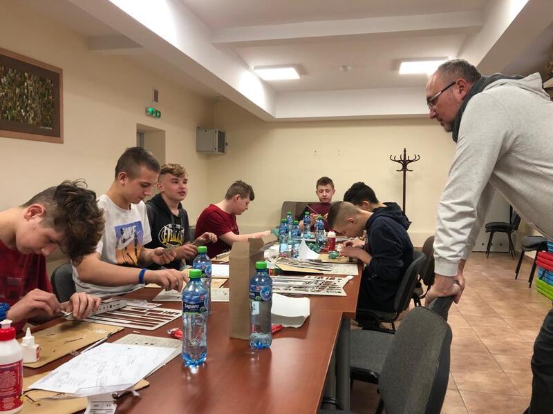 Historycznie – Terapeutycznie – Atrakcyjnie. Warsztaty modelarskie IPN w Młodzieżowym Ośrodku Wychowawczym