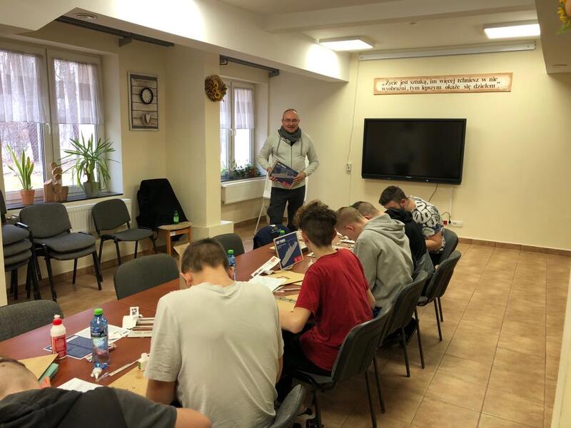Historycznie – Terapeutycznie – Atrakcyjnie. Warsztaty modelarskie IPN w Młodzieżowym Ośrodku Wychowawczym