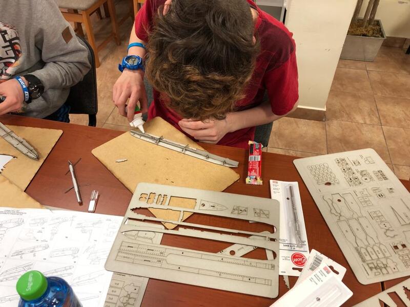 Historycznie – Terapeutycznie – Atrakcyjnie. Warsztaty modelarskie IPN w Młodzieżowym Ośrodku Wychowawczym