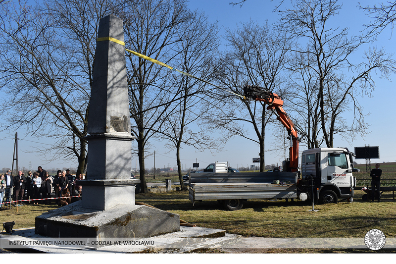 Demontaż pomnika poświęconego Armii Czerwonej w gminie Prószków (woj. opolskie) z udziałem prezesa IPN dr. Karola Nawrockiego