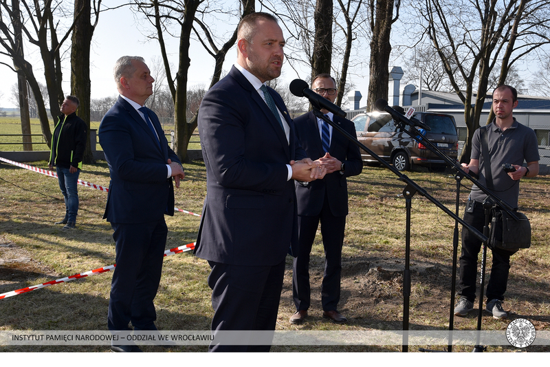 Demontaż pomnika poświęconego Armii Czerwonej w gminie Prószków (woj. opolskie) z udziałem prezesa IPN dr. Karola Nawrockiego