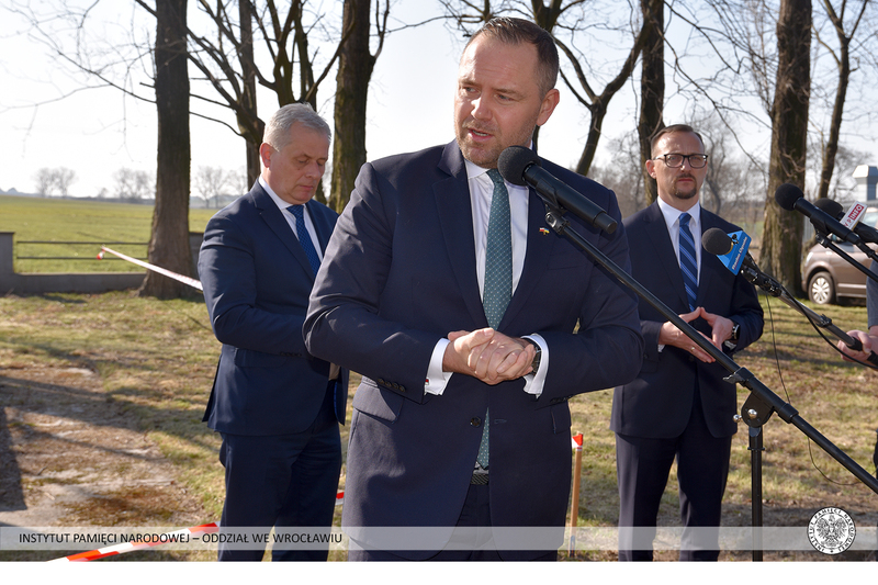 Demontaż pomnika poświęconego Armii Czerwonej w gminie Prószków (woj. opolskie) z udziałem prezesa IPN dr. Karola Nawrockiego