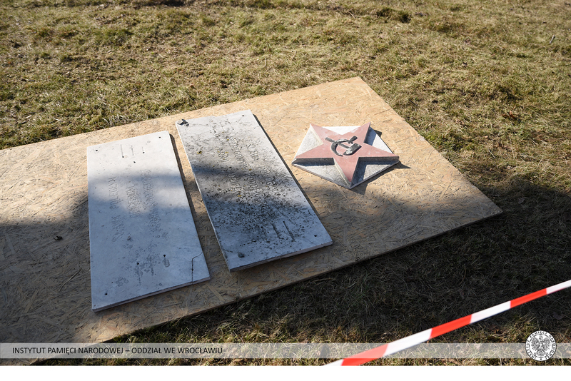 Demontaż pomnika poświęconego Armii Czerwonej w gminie Prószków (woj. opolskie) z udziałem prezesa IPN dr. Karola Nawrockiego