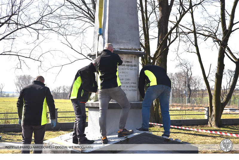 Demontaż pomnika poświęconego Armii Czerwonej w gminie Prószków (woj. opolskie) z udziałem prezesa IPN dr. Karola Nawrockiego