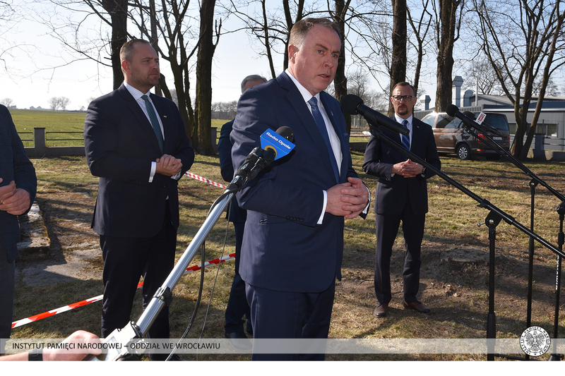 Demontaż pomnika poświęconego Armii Czerwonej w gminie Prószków (woj. opolskie) z udziałem prezesa IPN dr. Karola Nawrockiego