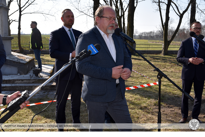 Demontaż pomnika poświęconego Armii Czerwonej w gminie Prószków (woj. opolskie) z udziałem prezesa IPN dr. Karola Nawrockiego