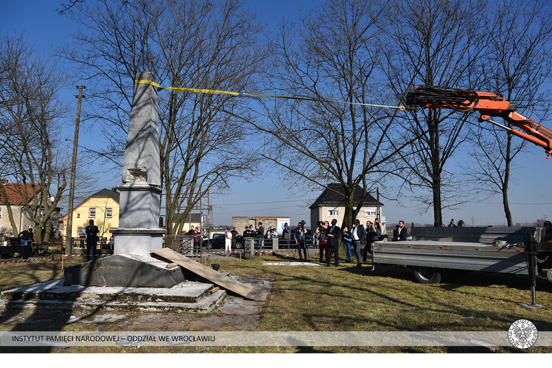 Demontaż pomnika poświęconego Armii Czerwonej w gminie Prószków (woj. opolskie) z udziałem prezesa IPN dr. Karola Nawrockiego