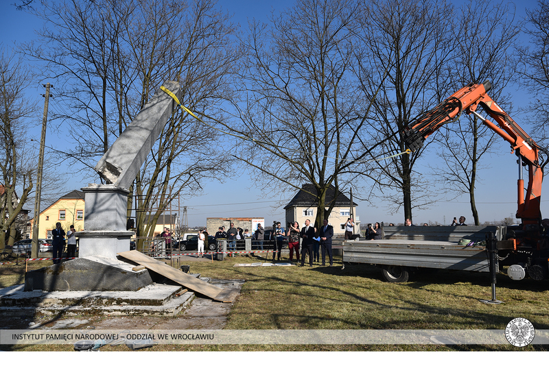 Demontaż pomnika poświęconego Armii Czerwonej w gminie Prószków (woj. opolskie) z udziałem prezesa IPN dr. Karola Nawrockiego