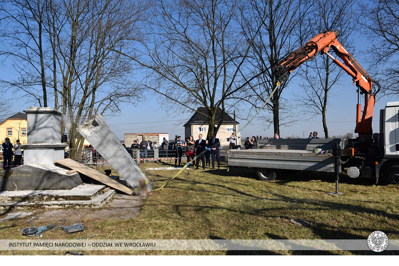 Demontaż pomnika poświęconego Armii Czerwonej w gminie Prószków (woj. opolskie) z udziałem prezesa IPN dr. Karola Nawrockiego
