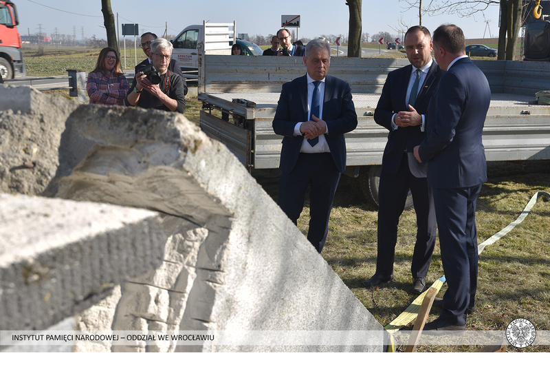 Demontaż pomnika poświęconego Armii Czerwonej w gminie Prószków (woj. opolskie) z udziałem prezesa IPN dr. Karola Nawrockiego