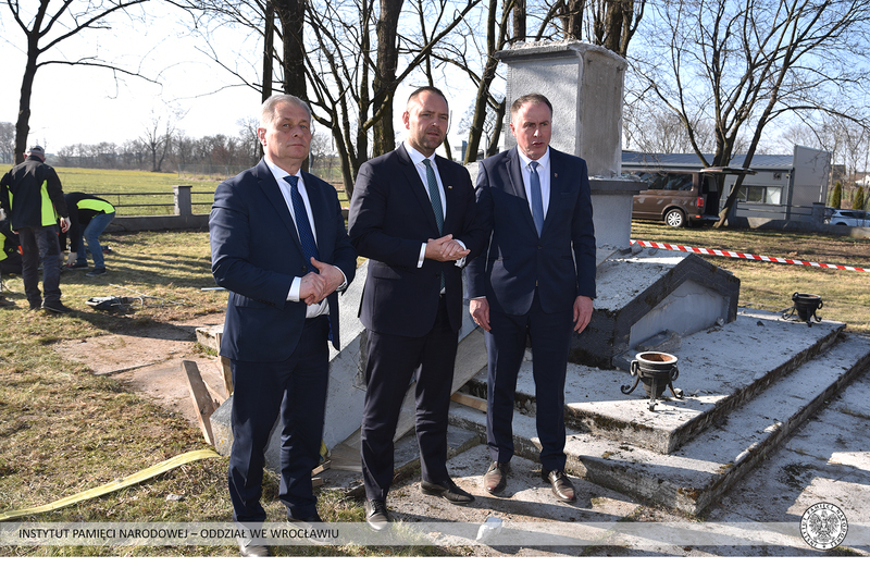 Demontaż pomnika poświęconego Armii Czerwonej w gminie Prószków (woj. opolskie) z udziałem prezesa IPN dr. Karola Nawrockiego