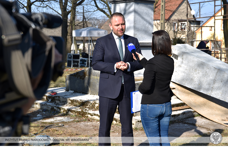 Demontaż pomnika poświęconego Armii Czerwonej w gminie Prószków (woj. opolskie) z udziałem prezesa IPN dr. Karola Nawrockiego