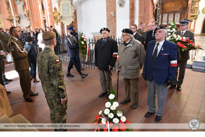 Delegacja weteranów Armii Krajowej składa kwiaty w kaplicy Polskiego Państwa Podziemnego.