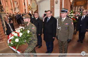 Delegacja na czele z min. Janem Kasprzykiem składa kwiaty w kaplicy Polskiego Państwa Podziemnego.