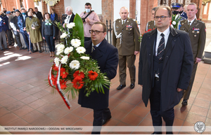 Dr Paweł Rozdżestwieński i Wojciech Trębacz z Oddziału IPN we Wrocławiu składają kwiaty w kaplicy Polskiego Państwa Podziemnego