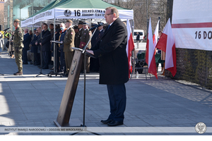 Minister Jan Kasprzyk powiedział żołnierzom o sztafecie pokoleń, do której dołączyli oraz o dumie z Polski.
