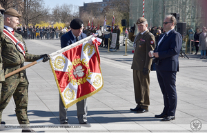Dekoracja sztandaru 16. DBOT odznaczeniem „Za Zasługi dla Światowego Związku Żołnierzy Armii Krajowej”.