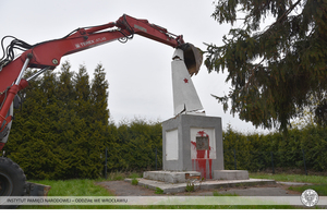 Demontaż pomnika poświęconego Armii Czerwonej w Garncarsku