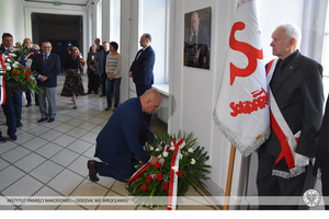 Złożenie kwiatów pod tablicą ku czci Kornela Morawieckiego w Dolnośląskim Urzędzie Wojewódzkim