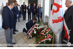Złożenie kwiatów pod tablicą ku czci Kornela Morawieckiego w Dolnośląskim Urzędzie Wojewódzkim
