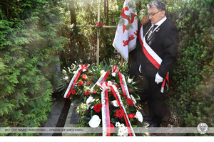 Złożenie kwiatów na grobie płk. Jana M. Sokołowskiego (1895–1986), legionisty, żołnierza AK i działacza SW