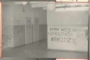 IPN Wr 35/137 k. 7 (czarno-białe zdjęcia) – antykomunistyczne napisy wykonane w dniu 14.02.1982 r. w budynku LO nr XIV we Wrocławiu