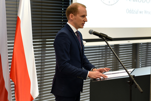 Dalszą część spotkania poprowadził dr Piotr Ruciński z Oddziałowego Biura Edukacji Narodowej IPN we Wrocławiu (fot. Adam Pacześniak/IPN).