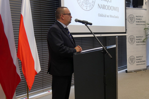 Dr Paweł Rozdżestwieński, dyrektor Oddziału IPN we Wrocławiu przywitał przybyłych na otwarcie Przystanku Historia (fot. Adam Pacześniak/IPN).