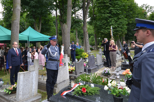 Wojciech Trębacz, naczelnik Oddziałowego Biura Upamiętnia Walk i Męczeństwa IPN we Wrocławiu, złożył wieniec na grobie Stefana Bobuli.