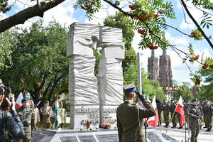 Uroczystość złożenia kwiatów pod pomnikiem poświęconym ofiarom Zbrodni Wołyńskiej