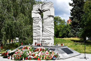 Uroczystość złożenia kwiatów pod pomnikiem poświęconym ofiarom Zbrodni Wołyńskiej