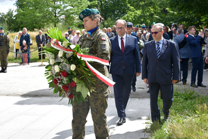 Delegacja Oddziału IPN we Wrocławiu składa kwiaty przed pomnikiem poświęconym ofiarom Zbrodni Wołyńskiej.