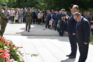 Delegacja Oddziału IPN we Wrocławiu składa kwiaty przed pomnikiem poświęconym ofiarom Zbrodni Wołyńskiej.