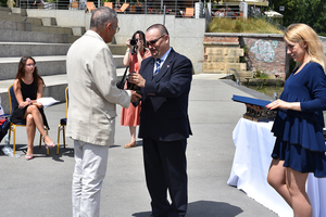 Marcin Lubieniecki otrzymuje z rąk dr. Pawła Rozdżestwieńskiego statuetkę lwa za szczególne zasługi na rzecz historii, tradycji i pamięci o marynarzach rzecznych.