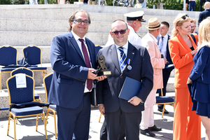Marek Gróbarczyk, sekretarz stanu w Ministerstwie Infrastruktury, otrzymał z rąk dr. Pawła Rozdżestwieńskiego statuetkę lwa za szczególne zasługi na rzecz historii, tradycji i pamięci o marynarzach rzecznych.