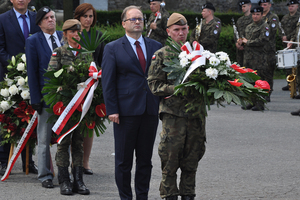 Wojciech Trębacz, naczelnik Oddziałowego Biura Upamiętniania Walk i Męczeństwa IPN we Wrocławiu, składa kwiaty przed pomnikiem Wincentego Witosa.