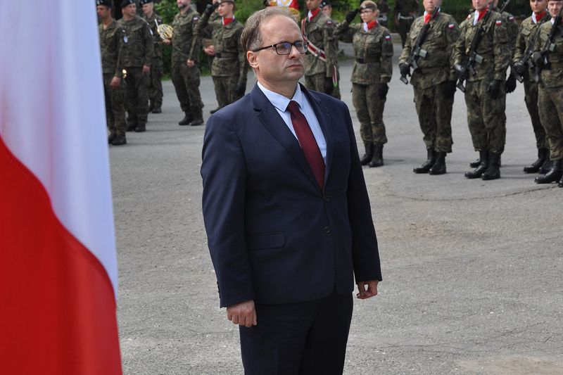 Wojciech Trębacz, naczelnik Oddziałowego Biura Upamiętniania Walk i Męczeństwa IPN we Wrocławiu, składa kwiaty przed pomnikiem Wincentego Witosa.